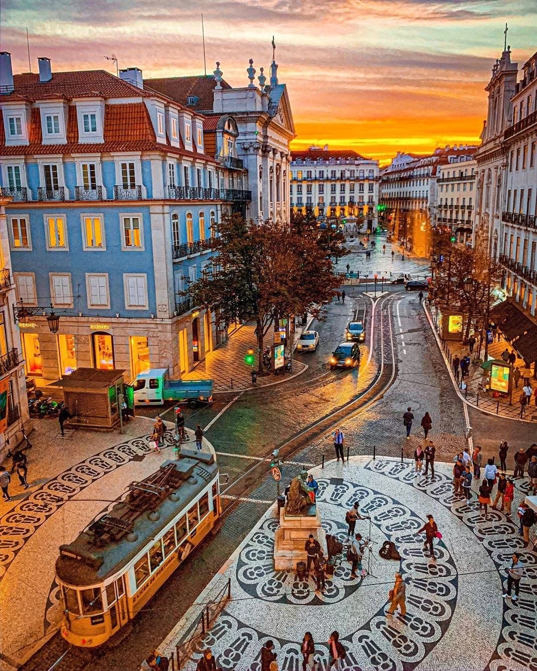 Alfama + Chiado
